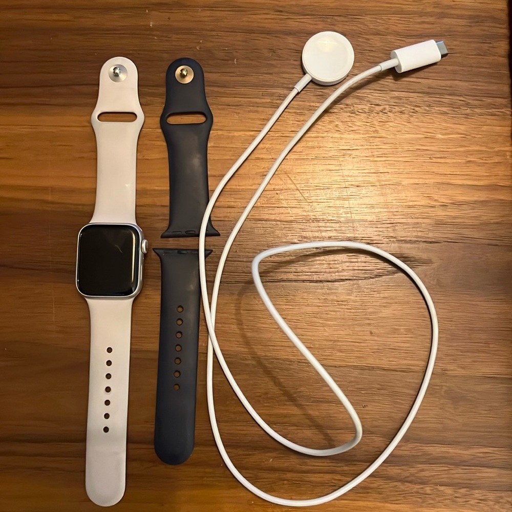Apple Watch SE GPS 40mm Starlight Aluminum Case- S/M (with AppleCare)